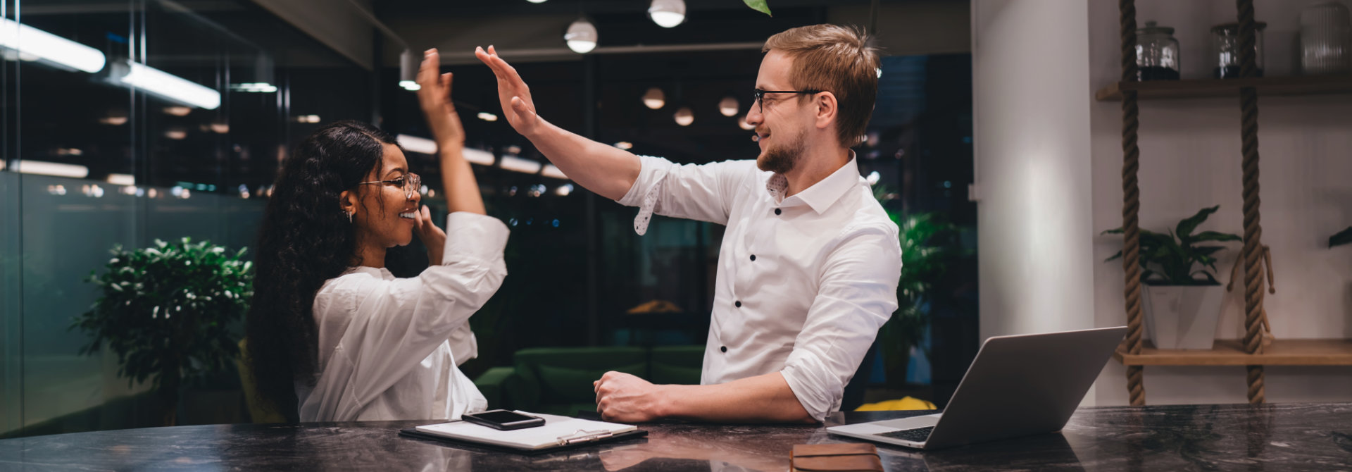 Para podsumowuje oszczędności kampanii reklamowej po optymalizacji UX w sklepie internetowym